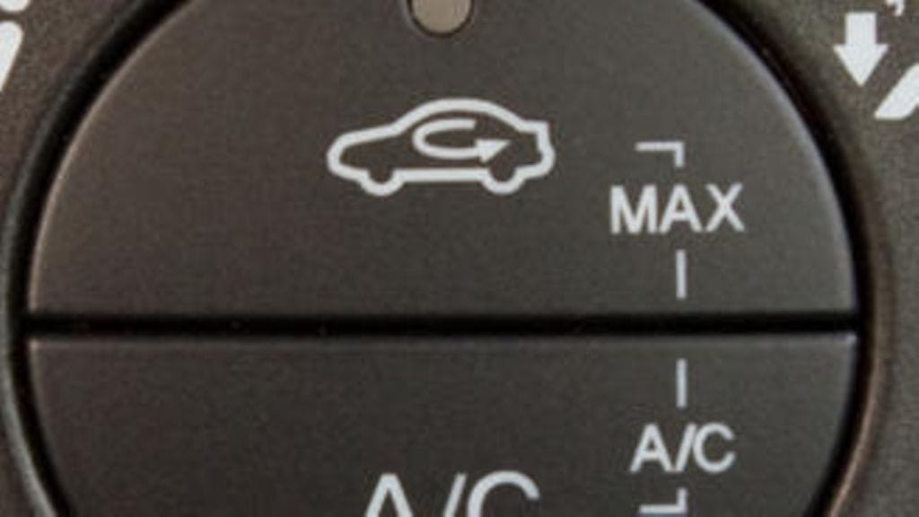 Auton sisäilman kierron käynnistävä nappi löytyy lämmityslaitteen säätimien yhteydestä. Kyseessä on painike, jossa näkyy auton sivuprofiili ja matkustamossa kiertävä nuoli.