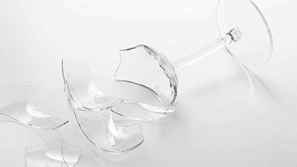 Säröt voivat rikkoa koko esineen ajan kuluessa.