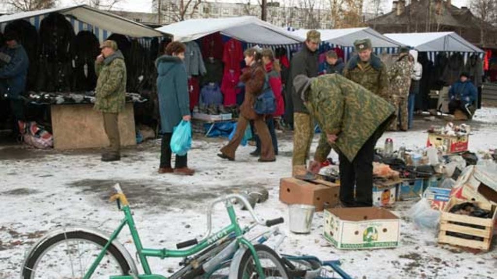 Ihmisiä venäläisellä torilla.