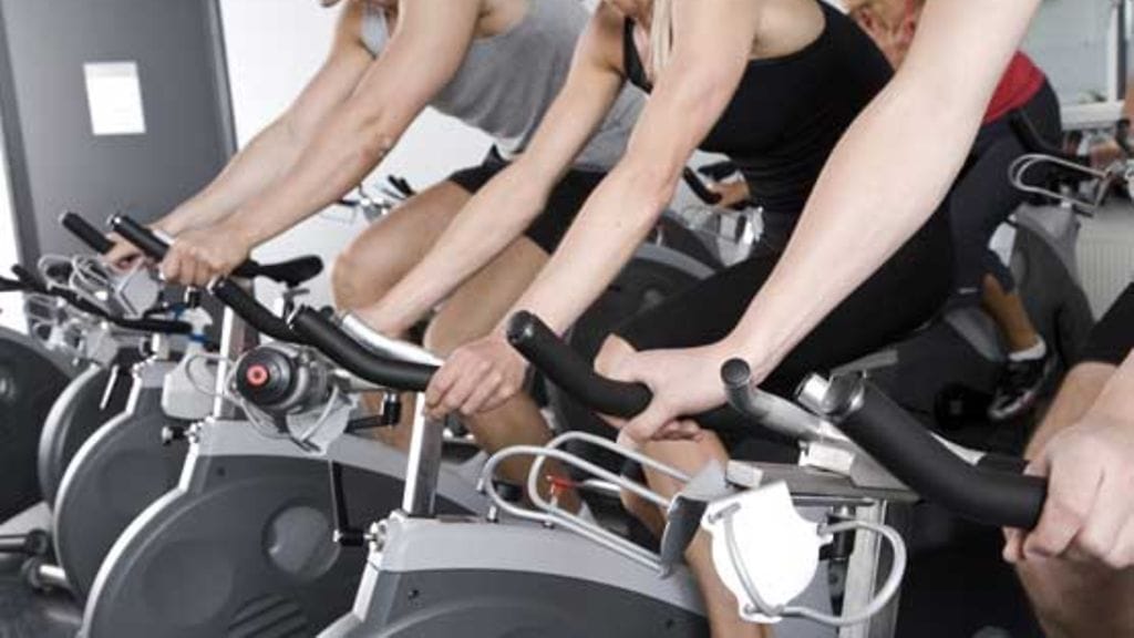 Personal trainer auttaa kuntoilussa.