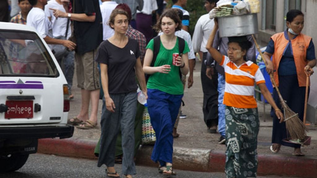 Turisteja Yangonissa, Myanmarissa.