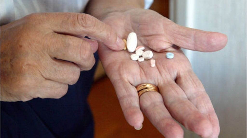 Annikka Kalliokosken mielestä potilaan pitää sanoa, jos hän ei pysty maksamaan lääkettä tai herätä aamuvarhain sitä ottamaan. Kuvituskuva.