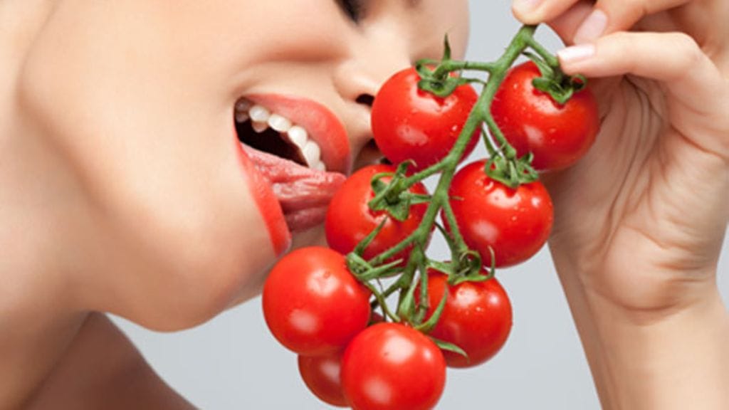 Suuteluharjoitus tomaatilla ei päätynyt Pirkka-niksiksi.