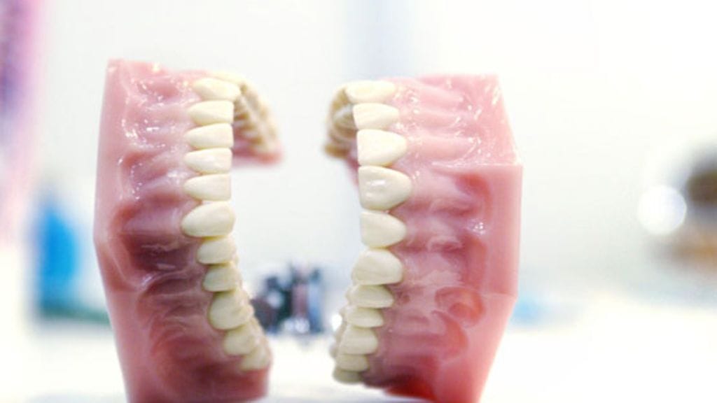 Eräs vanha rouva hukkasi junaan tekohampaansa.