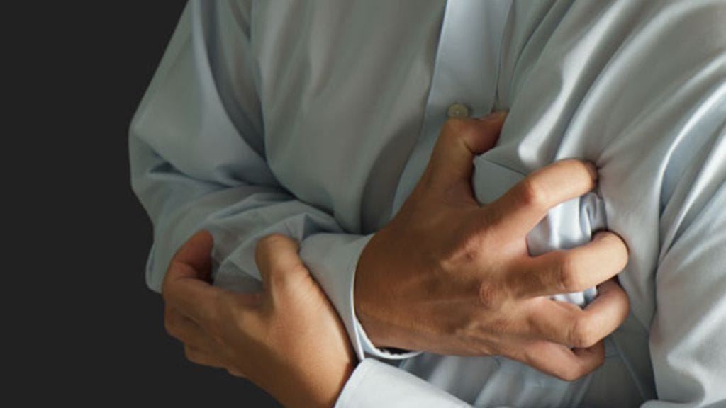 Sydänkohtaus aiheuttaa puristavaa, laaja-alaista kipua. Kuvituskuva.