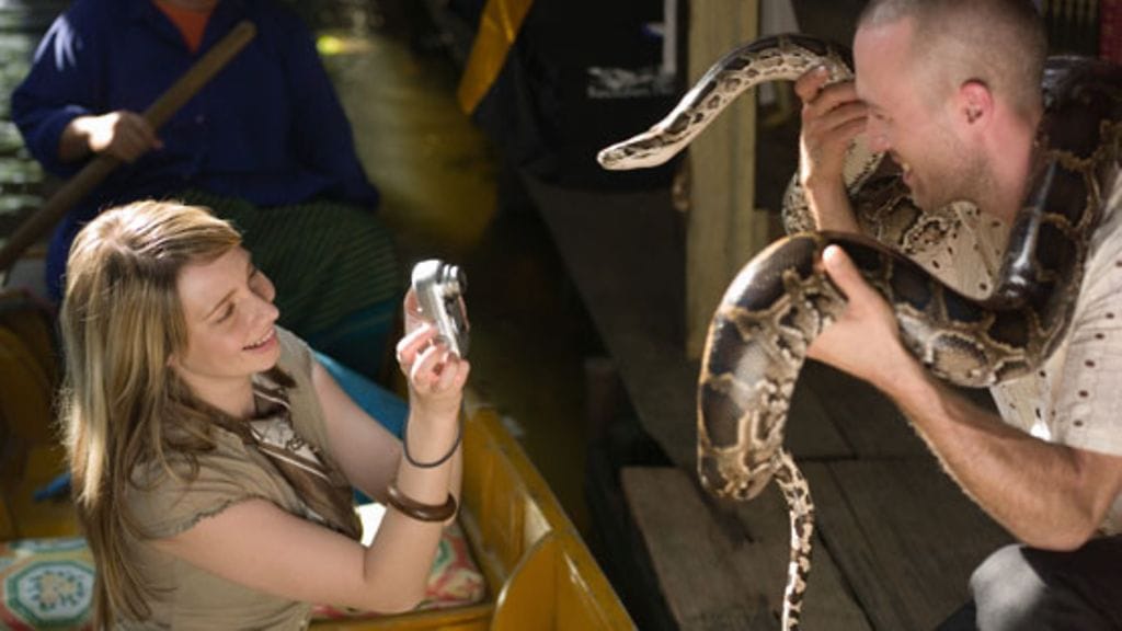 Villieläinten kanssa poseeraamalla saatat huonontaa eläinten oloja ja tukea rikollisuutta. Kuvan henkilöt eivät liity juttuun.