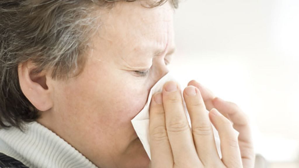 Flunssaan usein kuuluvaa kurkkukipua voi lievittää vaikkapa valkosipulilla.