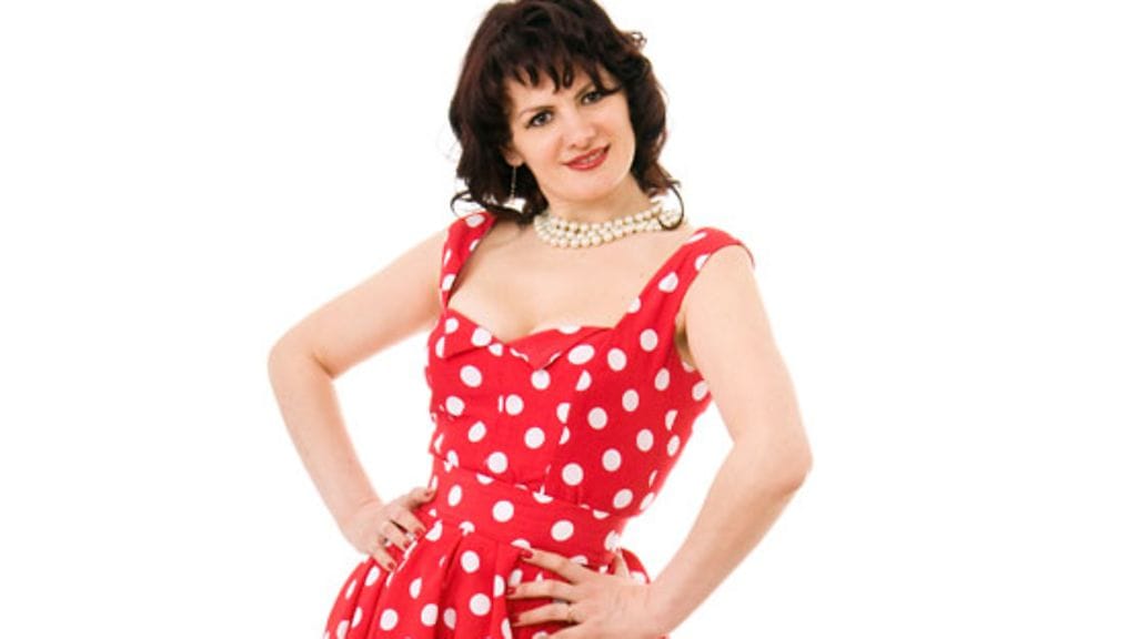 1950-luvun pin up-tyyli korostaa vartalon kurveja.