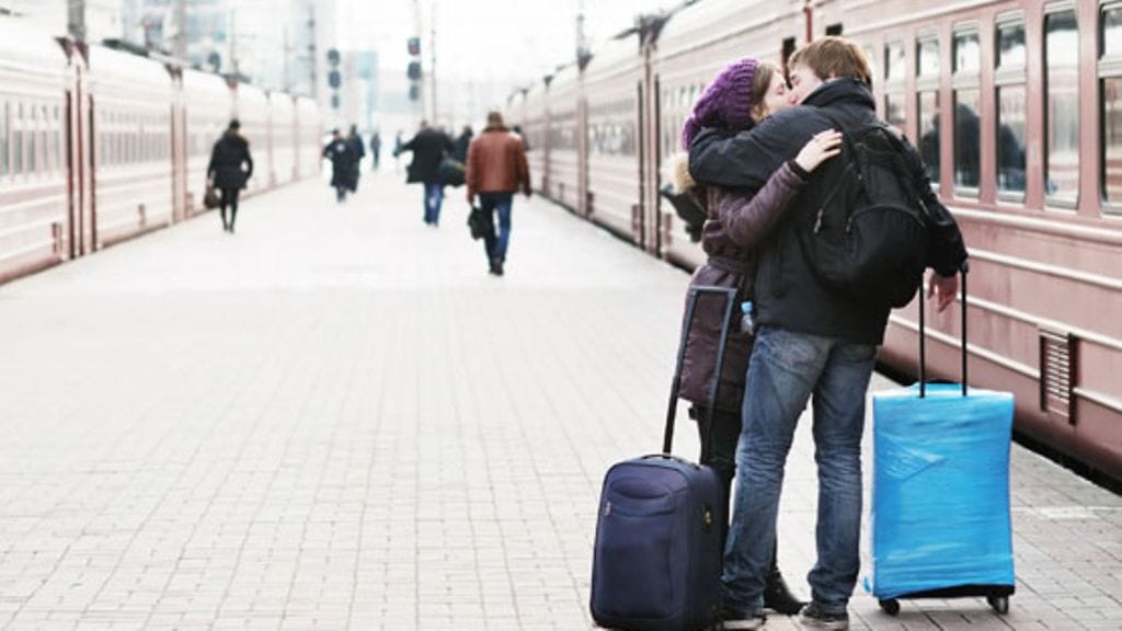 Junan myöhästyminen saattoi suomalaispariskunnan yhteen. Kuvan henkilöt eivät liity juttuun.