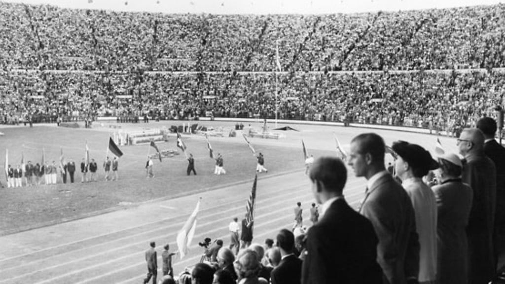 Olympialaisten avajaiset Helsingissä vuonna 1952. Oikealla Englannin kuninkaallisia sekä presidentti Paasikivi vaimoineen.
