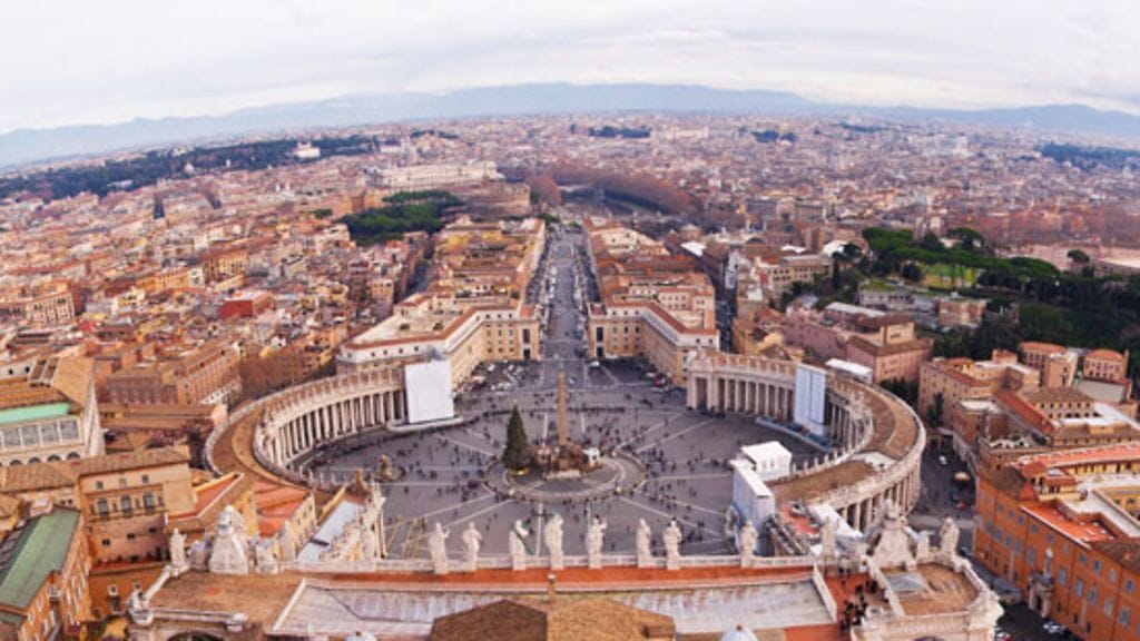 Leena Monti on jatkanut töitä Vatikaanin radiossa virallisesta eläkeiän saavuttamisesta huolimatta.