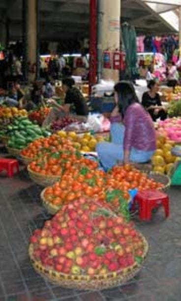 Kaupantekoa vietnamilaisella torilla.
