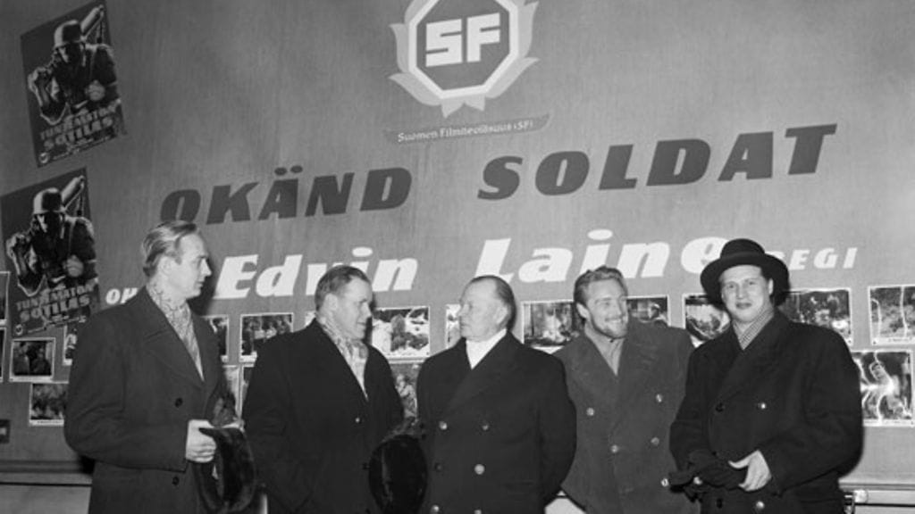 Tuntematon sotilas -elokuvan ensi-ilta vuonna 1955. Lauri Törhönen pelkää, että kotimainen historiallinen elokuva häviää kokonaan.