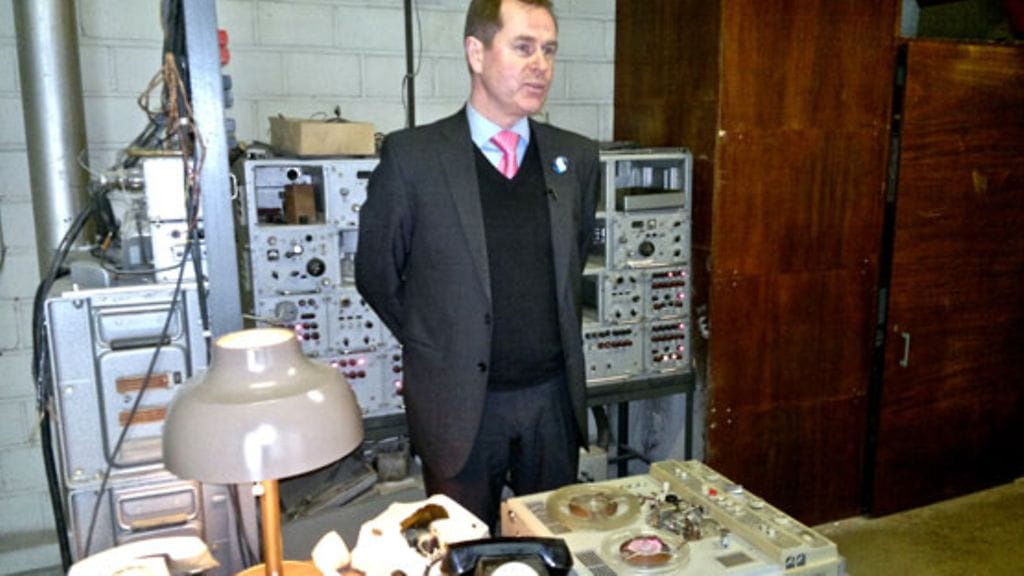 Peep Ehasalu esittelemässä KGB:n radiohuonetta.