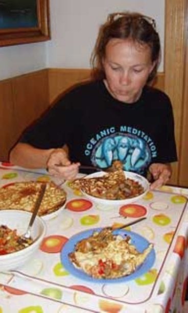 Päivi nautti herkkuateriaa kiinalaisittain.