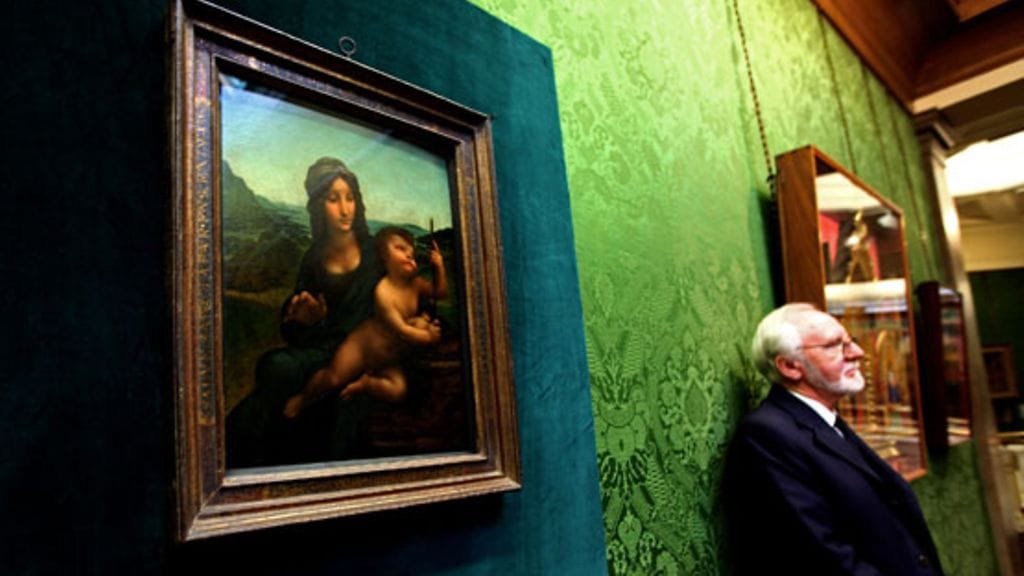 Vartija seisoo nelisen vuotta kadoksissa olleen da Vincin Madonna of the Yarnwinder-maalauksen vieressä Skotlannissa.