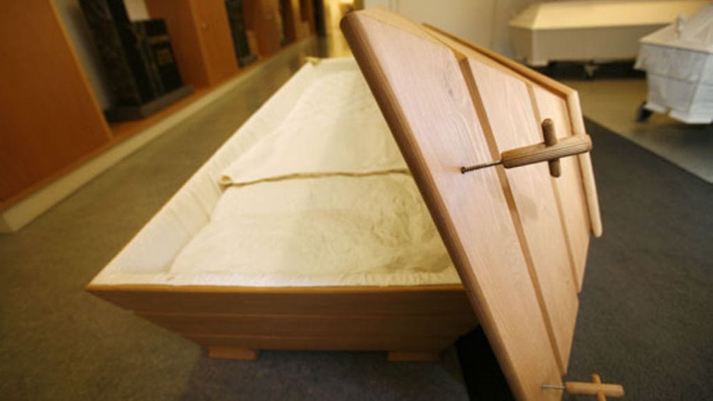 Anneli osallistuisi ruumisarkkukurssille mielellään toistekin. Jotkut ovat tehneet siellä arkun vaikka ystävälleen.