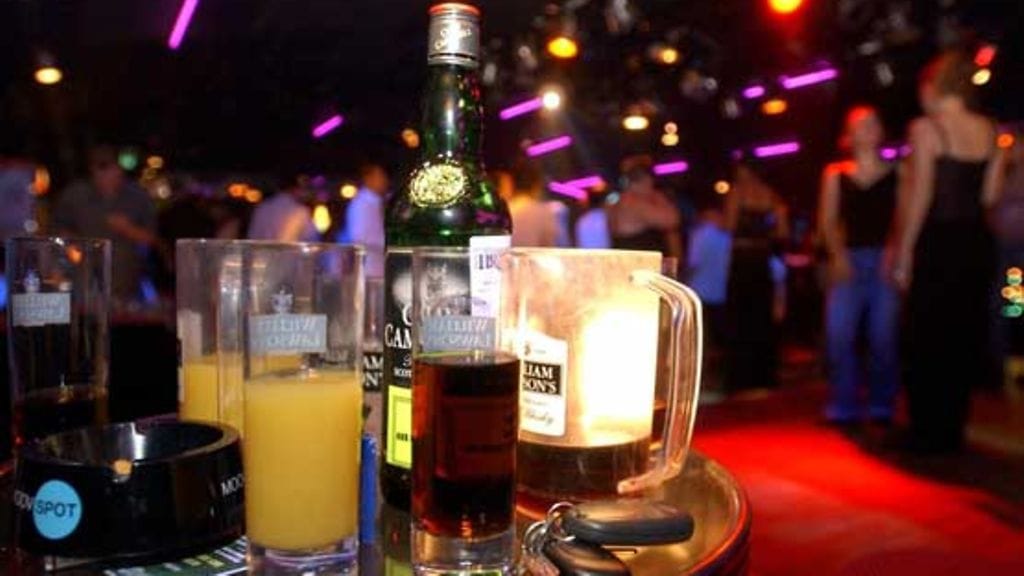 Yökerho on tunnetusti potentiaalinen paikka törmätä julkisuuden henkilöön.