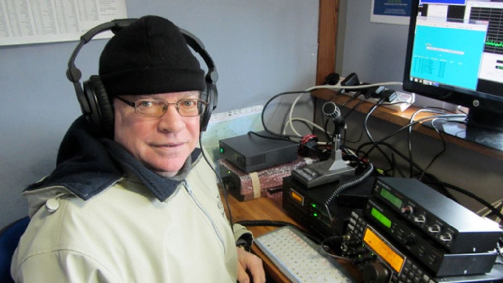 Seppo Sisättö osallistui Englannin Cornwallissa kilpailuun, jossa pidettiin yhteyksiä Yhdysvaltoihin ja Kanadaan. Samalta paikalta Marconi lähetti vuonna 1901 s-kirjaimen yli Atlantin. Hän teki sen vain yhteen suuntaan, mutta Sisätön ryhmä piti 4000 kaksipuolista yhteyttä.