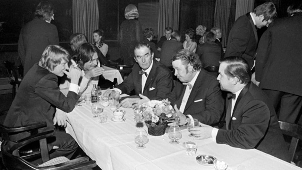 Valokuvaaja Alvar Kolanen tallensi filmille julkkiksia 1950-70-luvuilla. Tässä kuvassa ovat muun muassa Irwin Goodman ja Vexi Salmi.