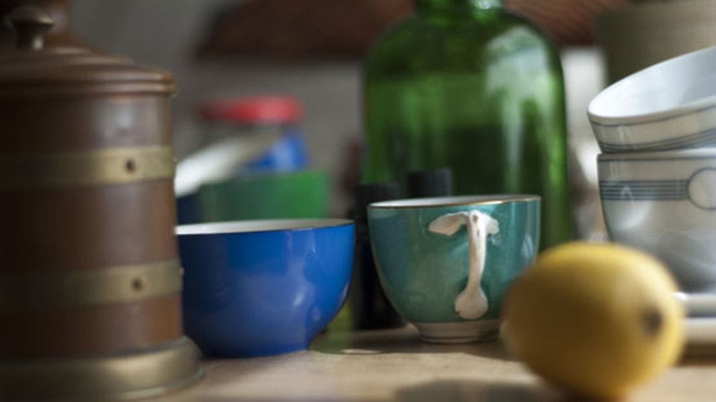 Hamstraaja kerää pakkomielteisesti tavaraa ympärilleen. Kuvituskuva.