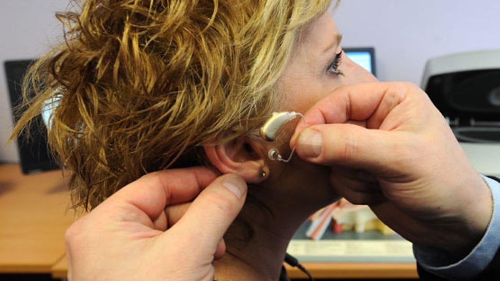 Kuulokojetta ei tarvitse maksaa itse, jos kuulo on laskenut kuntoutusta vaativalle tasolle.