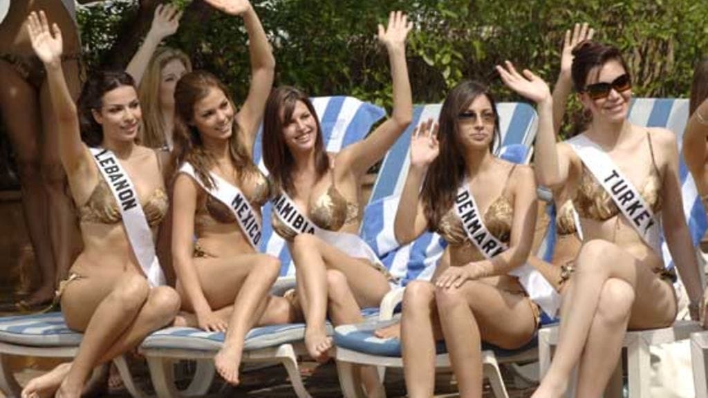 Miss Universum -kilpailijat poseeraavat bikineissään vuonna 2005.