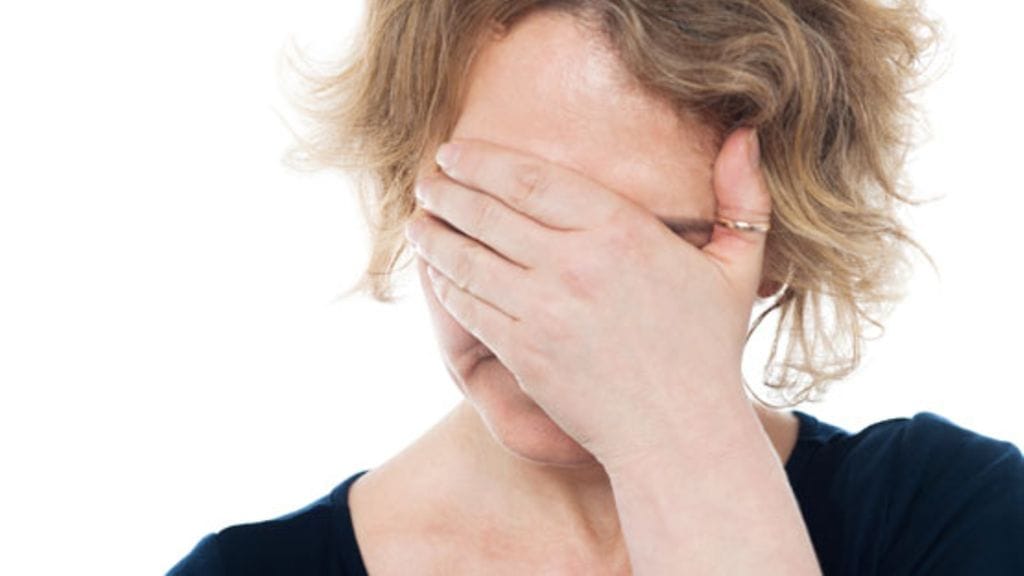 Aila ihmettelee, miten yhden ihmisen kohdalle voi osua niin paljon sairauksia. Kuvituskuva.