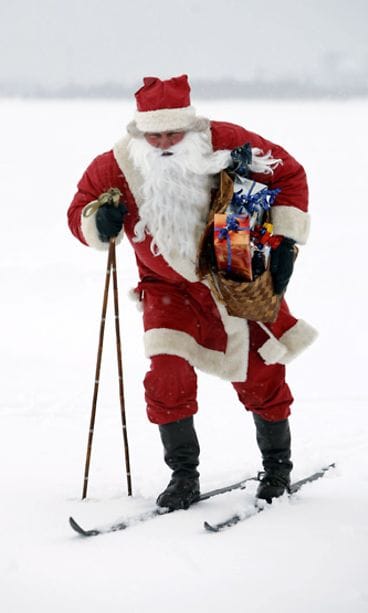 Joulupukki hiihtää kylmässä viimassa.