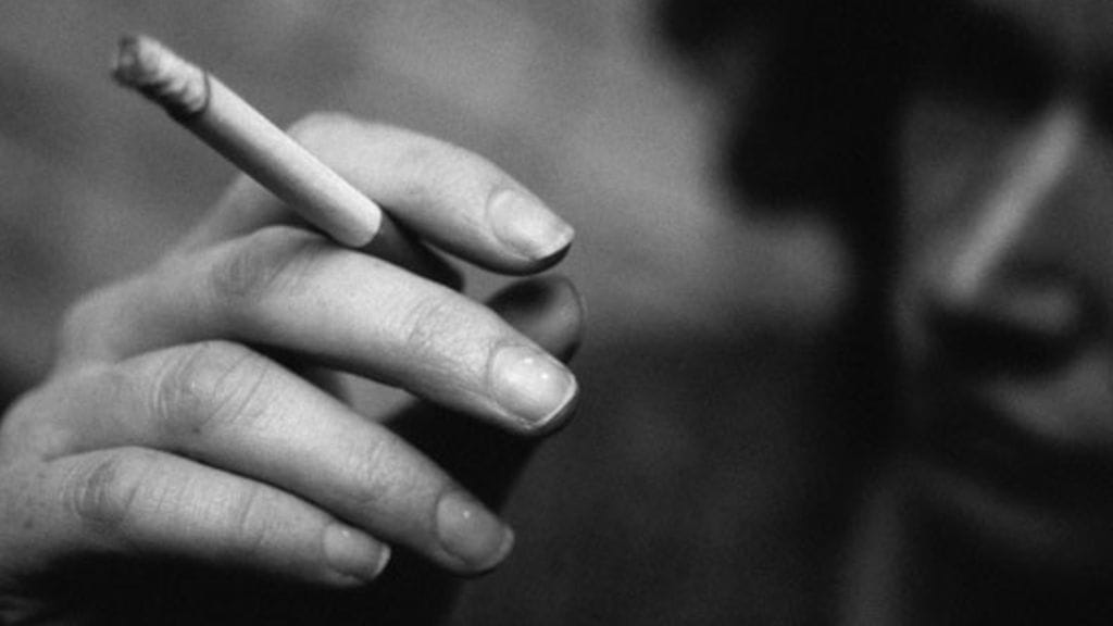 Lääkäri sanoo, että jokainen tupakoitsija sairastuu johonkin tupakoinnin aiheuttamaan sairauteen. Kuvituskuva.