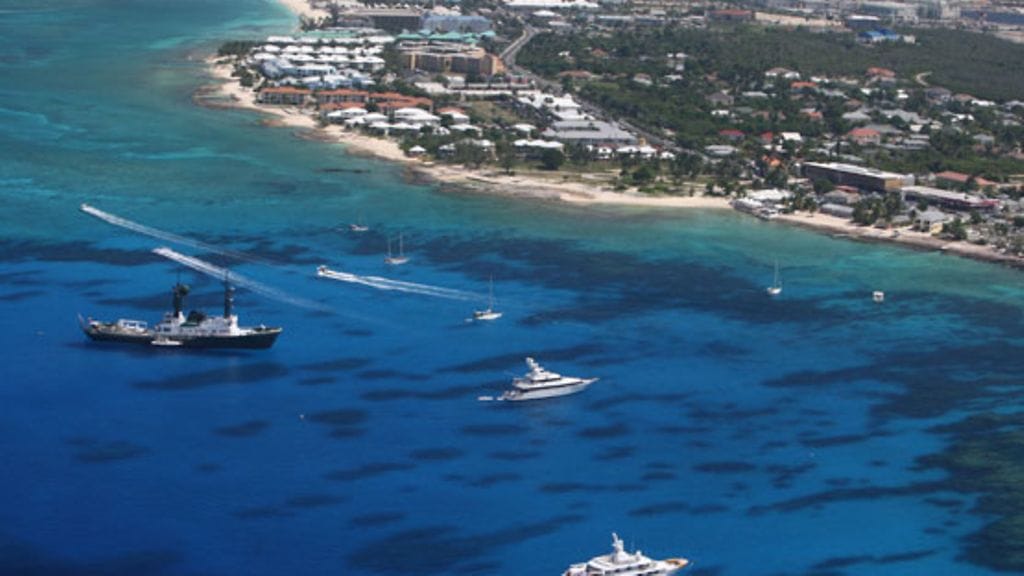 Karibialla voi piipahtaa Caymansaarilla.
