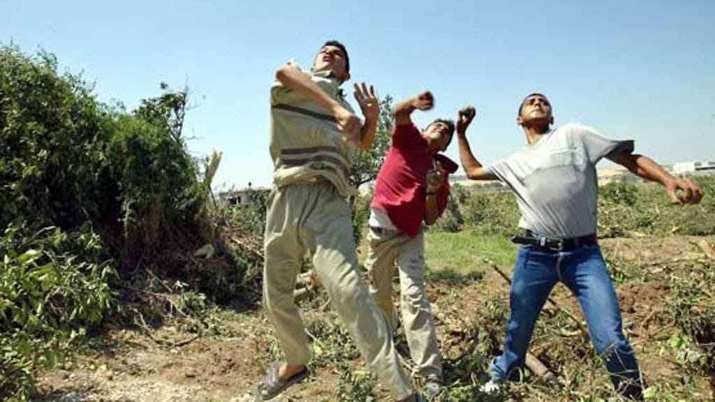 Palestiinalaisnuoret heittävät kiviä Israelin sotilaita kohti.