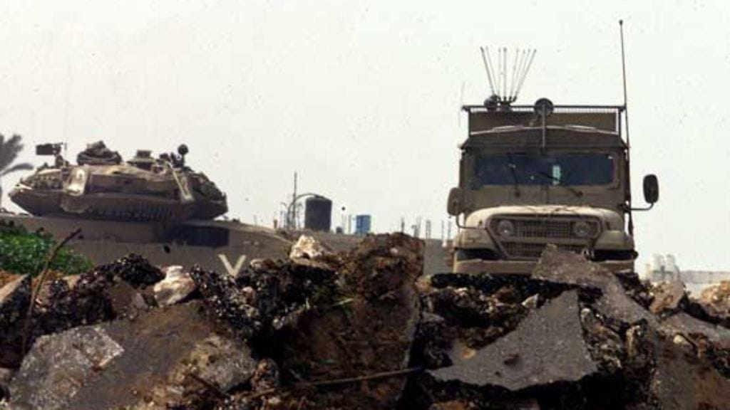 Sotilaita Israelin tarkastuspisteessä.