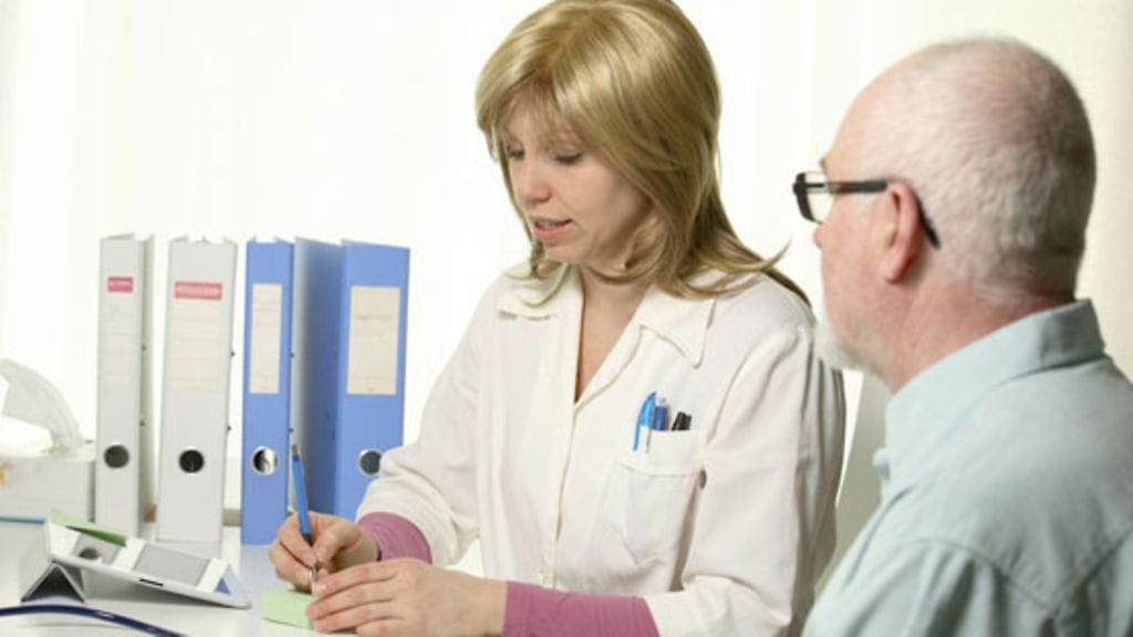 Lääkäri ei välttämättä kehtaa ottaa potilaan alkoholiongelmaa puheeksi. Kuvituskuva.