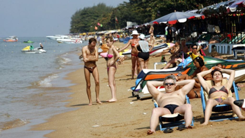 Turisteja etelänlomalla.