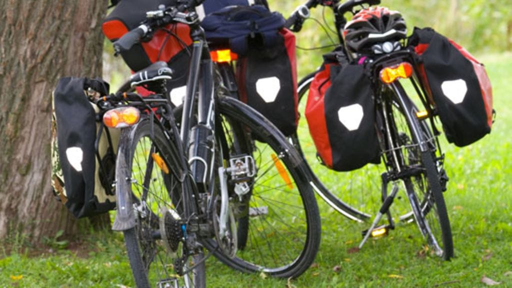 Pakkaa pyöräilymatkalle turvallisesti.