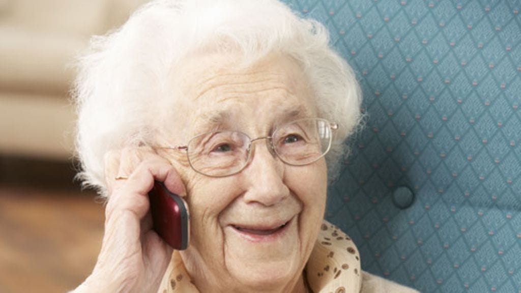 Aamukorva-palvelupuhelimen kautta vanhukset saavat ehkä päivän ainoan ihmiskontaktin. Kuvituskuva. Kuvan henkilö ei liity juttuun.