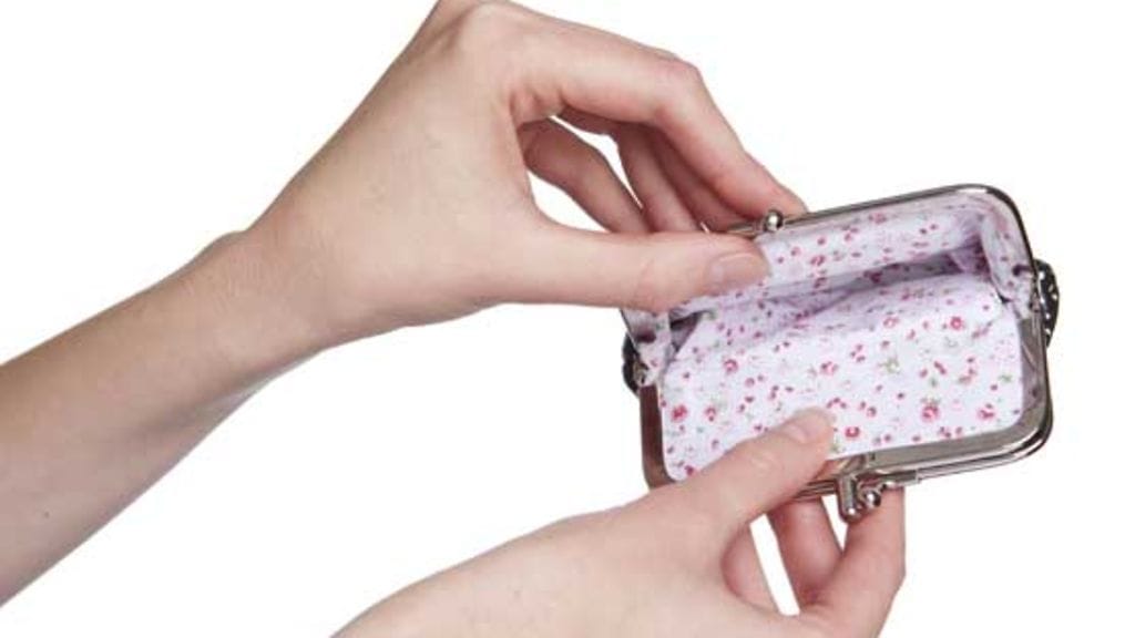 Kun rahahanat tyrehtyivät, Riitan oli myytävä omaisuuttaan.