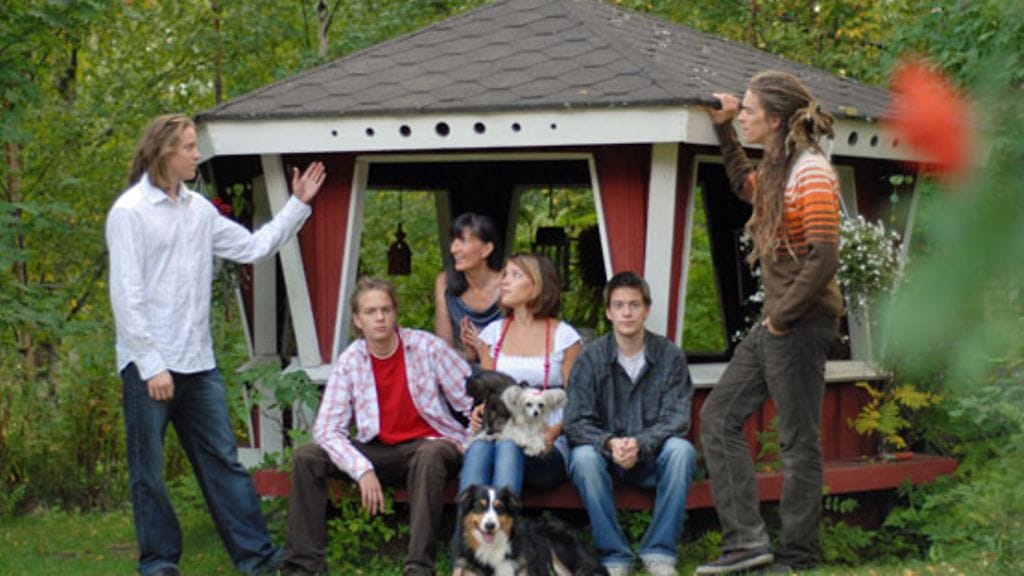 Orvokin perhe yhteiskuvassa.