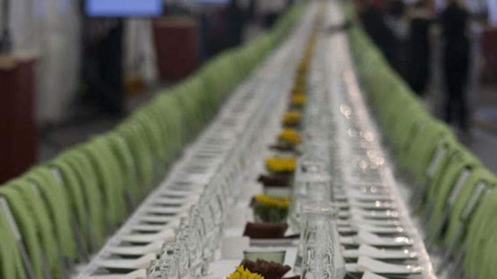 Suomessa rakennettu maailman pisin ruokapöytä sai nimiinsä Guinnessin maailmanennätyksen.