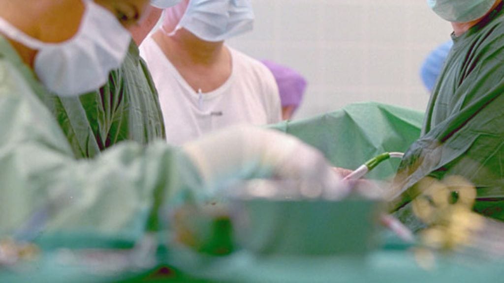 Risto Pelkonen muistaa, että ensimmäisen sydämentahdistimen laitto oli Suomessa suuri mediatapahtuma. Kuvituskuva.