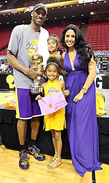 Kobe Bryant perheineen, kuva: Nathaniel S. Butler/NBAE/Getty Images