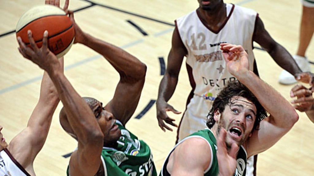 KTP:n Eric Washington ja Ryan McDade huseeraavat ToPon korin alla. Kuva: Jussi Nukari/LEHTIKUVA.