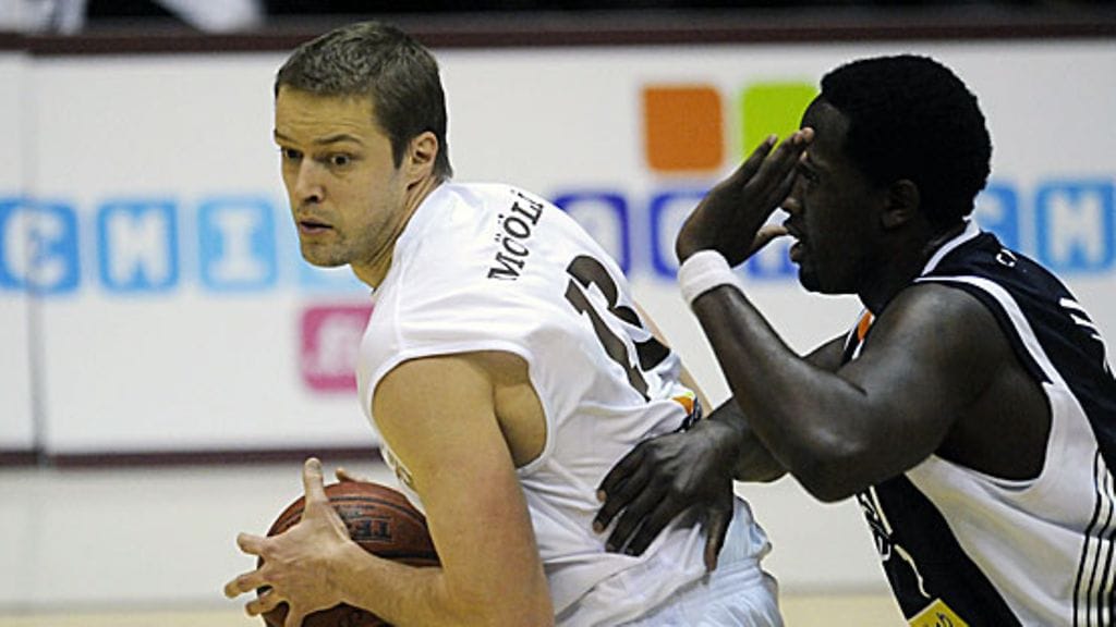 Korihaiden James Reaves ahdistaa Hanno Möttölää.