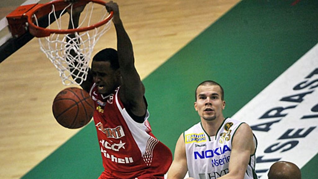 Pyrinnön Damon Williams lyö palloa Hongan koriin. Kuva: Vesa Moilanen/ LEHTIKUVA.