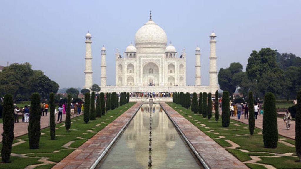 Taj Mahal pitää Intiassa nähdä.