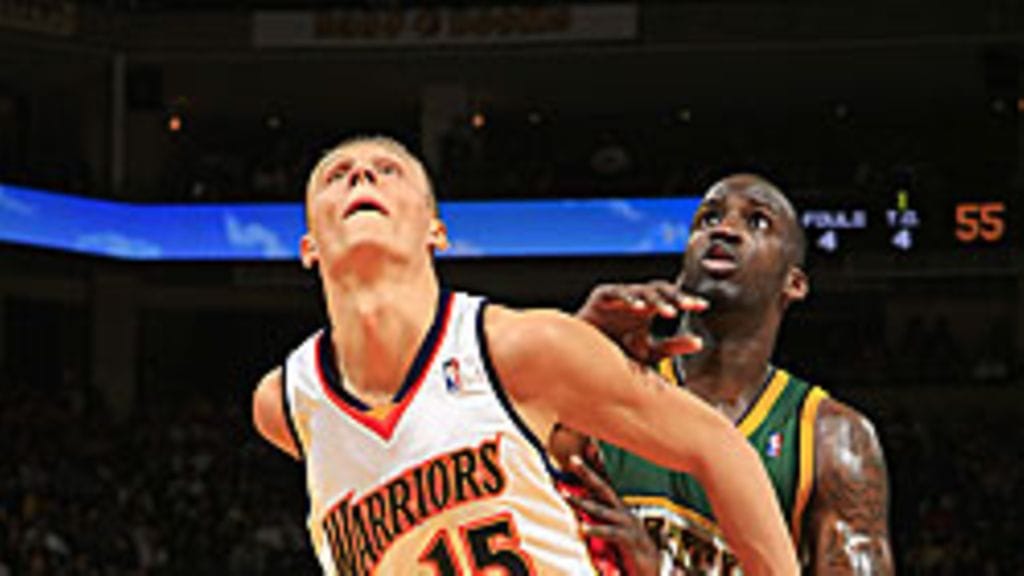 Eurokohtaaminen NBA:ssa: Latvian Biedrins ja Ranskan Petro. Kuva: Rocky Widner/GETTY.