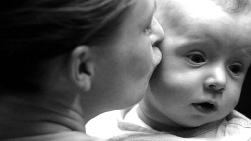 Päivi Istala pitää sikamaisimpana sikapalkittuna yritysjohtajaa, joka perusteli naisten puuttumista hallintoelimistä sillä, että he saavat lapsia. Kuvituskuva.