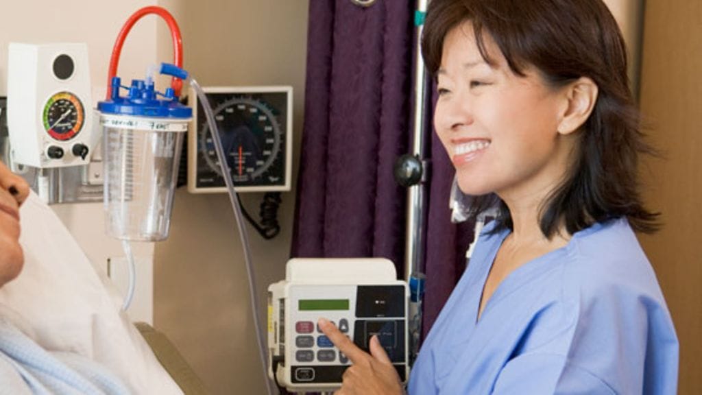 Monet ulkomaalaiset hoitajat tulevat kulttuureista, joissa vanhuksia arvostetaan paljon. Kuvan henkilöt eivät liity juttuun.