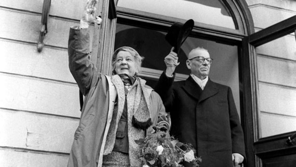 Alli ja J.K. Paasikivi Linnan ulko-ovella vuonna 1955.